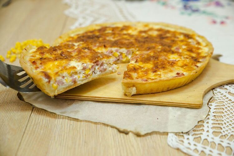 Киш с ветчиной и кукурузой